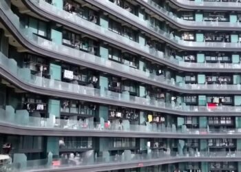 Δεν ξαναβγαίνεις στον πραγματικό κόσμο: Η “δυστοπική” πολυκατοικία των 20.000 ατόμων που κρατά «εγκλωβισμένους» τους ενοίκους της