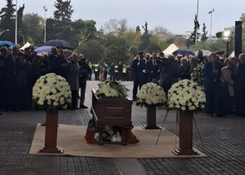 Γιάννης Μπουτάρης: Ρίγη συγκίνησης στο άκουσμα της φωνής του στην κηδεία του – «Να περνάτε καλά στη ζωή σας»