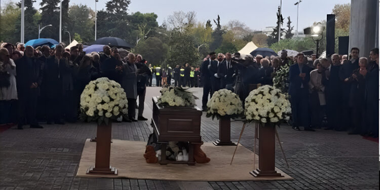 Alldaynews.gr Γιάννης Μπουτάρης: Ρίγη συγκίνησης στο άκουσμα της φωνής του στην κηδεία του – «Να περνάτε καλά στη ζωή σας»