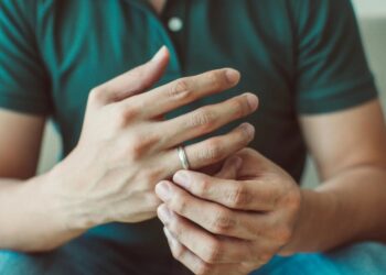 Έμεινε με το στόμα ανοιχτό όταν άκουσε την πρόταση της γυναίκας του – «Θέλει να αφήσω έγκυο την καλύτερη φίλη της – Έχουν σχέδιο»