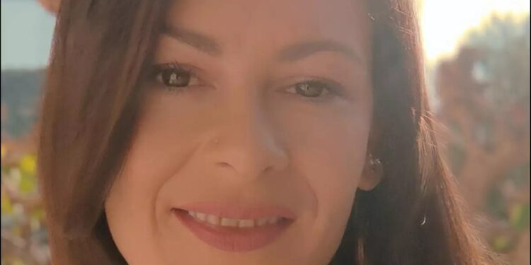 Alldaynews.gr Πέθανε η 41χρονη Γαρυφαλλιά που ξυλοκοπήθηκε από τον 49χρονο σύντροφό της – Η ανακοίνωση της οικογένειας