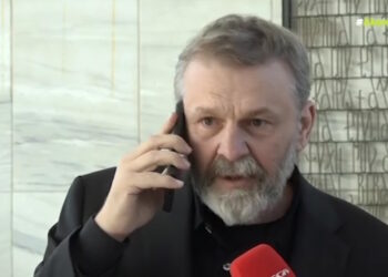 «Λύγισε» ο Απόστολος Γκλέτσος στην κηδεία του Μανούσου Μανουσάκη: «Του χρωστώ τα πάντα»