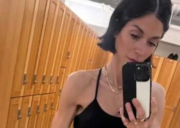 Χαμός με την Σοφία Καρβέλα – Έβγαλε selfie φωτογραφία μπροστά στον καθρέφτη του γυμναστήριου