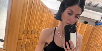 Alldaynews.gr Χαμός με την Σοφία Καρβέλα – Έβγαλε selfie φωτογραφία μπροστά στον καθρέφτη του γυμναστήριου