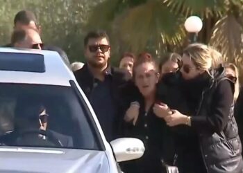 Τραγικές φιγούρες οι γονείς και τα αδέλφια της Γαρυφαλλιάς στην κηδεία της – «Ήταν ένα στολίδι για το χωριό μας» (video)