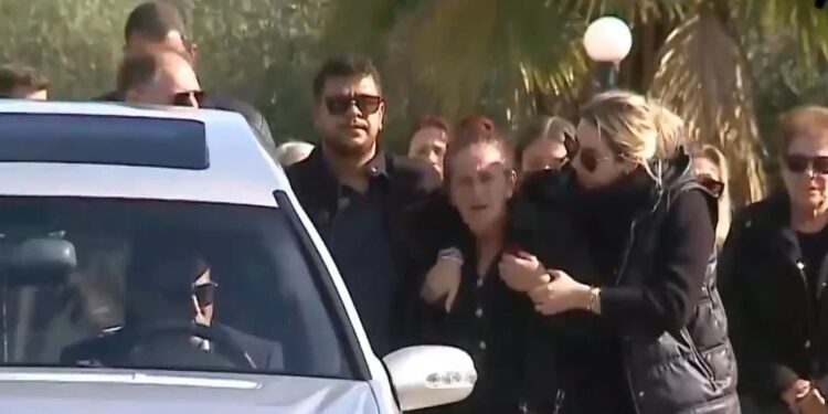 Alldaynews.gr Τραγικές φιγούρες οι γονείς και τα αδέλφια της Γαρυφαλλιάς στην κηδεία της – «Ήταν ένα στολίδι για το χωριό μας» (video)