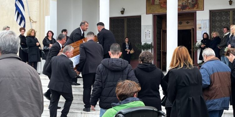 Αγρίνιο: Θρήνος στην κηδεία της δολοφονημένης Δώρας – Μεγάλη οργή για το δράστη