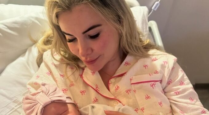 Alldaynews.gr Πλέει σε πελάγη ευτυχίας η Γεωργία Κουσουλού: Γέννησε ένα υγιέστατο κοριτσάκι – Το όνομα του μωρού