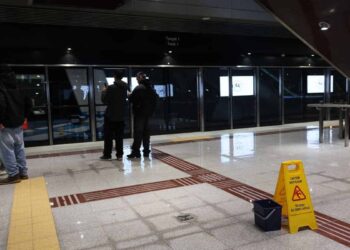 Μετρό Θεσσαλονίκης: Εγκαίνια με κουβάδες – Έσταζε η οροφή