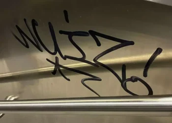 Alldaynews.gr Τελικά, είναι όντως ανίκητη: Έβαψαν με σπρέι τις σκάλες στον σταθμό Βούλγαρη του Μετρό Θεσσαλονίκης (video)