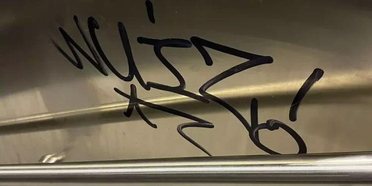 Alldaynews.gr Τελικά, είναι όντως ανίκητη: Έβαψαν με σπρέι τις σκάλες στον σταθμό Βούλγαρη του Μετρό Θεσσαλονίκης (video)