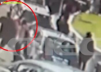 Βίντεο ντοκουμέντο: Η στιγμή που ο οδηγός χτυπάει τον ανήλικο γιατί του έκανε… παρατήρηση για διάβαση (video)