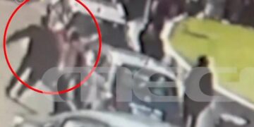 Alldaynews.gr Βίντεο ντοκουμέντο: Η στιγμή που ο οδηγός χτυπάει τον ανήλικο γιατί του έκανε… παρατήρηση για διάβαση (video)