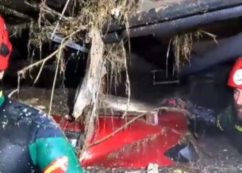 Βαλένθια: Διασώθηκε γυναίκα που ήταν παγιδευμένη για 3 μέρες στο αυτοκίνητό της – Σε πλημμυρισμένα υπόγεια οι έρευνες για αγνοούμενους, στους 211 οι νεκροί