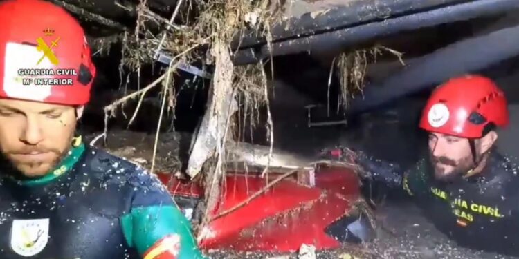 Alldaynews.gr Βαλένθια: Διασώθηκε γυναίκα που ήταν παγιδευμένη για 3 μέρες στο αυτοκίνητό της – Σε πλημμυρισμένα υπόγεια οι έρευνες για αγνοούμενους, στους 211 οι νεκροί