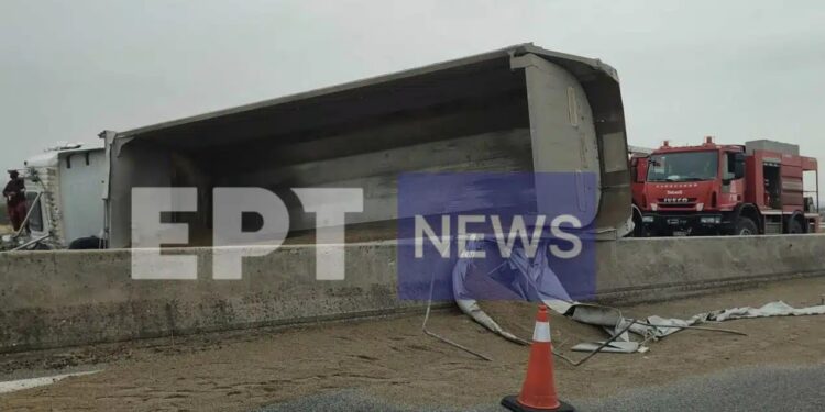 Alldaynews.gr Σοβαρό τροχαίο με ανατροπή φορτηγού – Βαριά τραυματισμένος ο οδηγός