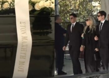 Κηδεία Αντώνη Λυμπέρη: Υποβασταζόμενη από τα παιδιά τους η σύζυγός του – Η τελευταία του επιθυμία