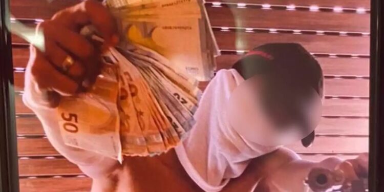 Alldaynews.gr Συμμορία 48 ατόμων στην Αθήνα άρπαζε αλυσίδες από ανυποψίαστους πολίτες και πανηγύριζαν με τα κλοπιμαία στα social media