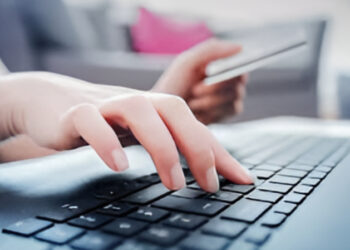 Τηλεργαζόμενη μητέρα έχασε τη ζωή της και η εταιρεία της αρνείται να το δηλώσει ως εργατικό ατύχημα