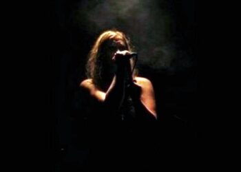 Σάλος με πασίγνωστη Ελληνίδα τραγουδίστρια – Την… έδειρε η σύζυγος του συντρόφου της στο καμαρίνι!