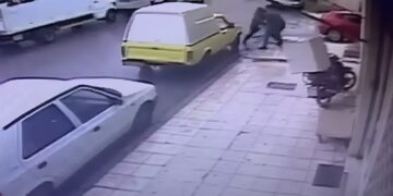 Βίντεο ντοκουμέντο: Η στιγμή που άγνωστος μαχαιρώνει υπάλληλο χρηματαποστολής στα Τρίκαλα και αρπάζει δύο κασετίνες με χρήματα