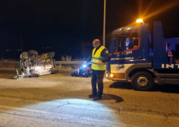 Τρία θανατηφόρα τροχαία σε ένα βράδυ: Έχασε τη ζωή της γυναίκα στο Κιάτο, «έσβησαν» 2 νεαροί σε Καβάλα και Αγρίνιο – Εγκεφαλικά νεκρή 17χρονη