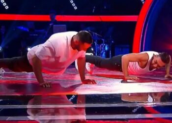 The Voice: Ο Χρήστος Μάστορας έπεσε στα τέσσερα και διεκδίκησε με push ups τον παίκτη