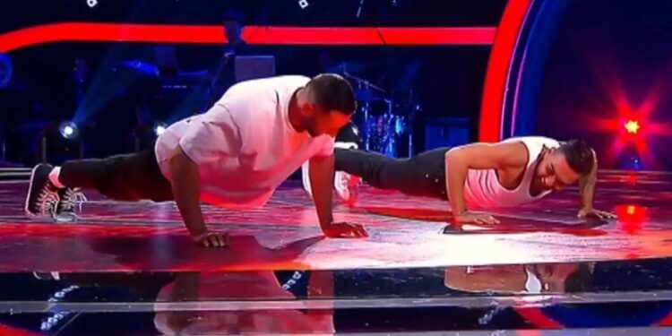 Alldaynews.gr The Voice: Ο Χρήστος Μάστορας έπεσε στα τέσσερα και διεκδίκησε με push ups τον παίκτη