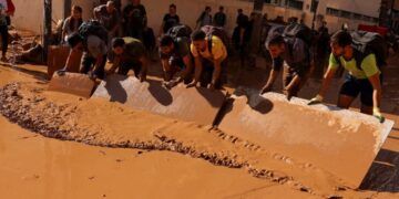 Alldaynews.gr Ο άνθρωπος θα σώσει τον άνθρωπο: Εκατοντάδες εθελοντές καθαρίζουν τις λάσπες και αναζητούν αγνοούμενους στη Βαλένθια (video)