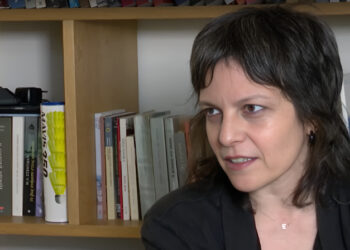 Alldaynews.gr Ελεάνα Βραχάλη: Συγκλονίζει η στιχουργός των μεγάλων επιτυχιών με την εξομολόγηση για τη σκλήρυνση κατά πλάκας: «Δεν μπορούσα να φέρω το πιρούνι στο στόμα μου»