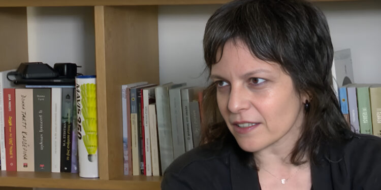 Ελεάνα Βραχάλη: Συγκλονίζει η στιχουργός των μεγάλων επιτυχιών με την εξομολόγηση για τη σκλήρυνση κατά πλάκας: «Δεν μπορούσα να φέρω το πιρούνι στο στόμα μου»