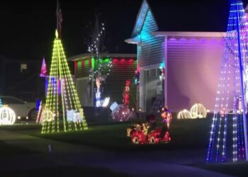 Ένας αληθινός Άγιος Βασίλης – 74χρονος στολίζει ολόκληρη τη γειτονιά για τη γυναίκα του που πάσχει από Αλτσχάιμερ