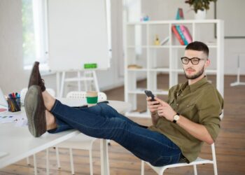 «Τρομακτικό» – Γιατί δεν πρέπει να βάζουμε τα πόδια στο τραπεζάκι του σαλονιού