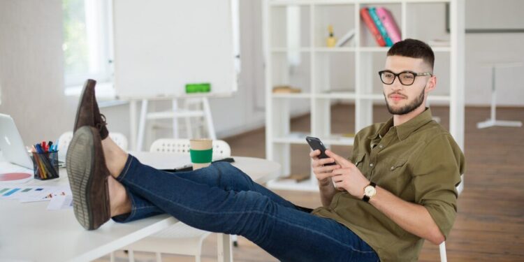 Alldaynews.gr «Τρομακτικό» – Γιατί δεν πρέπει να βάζουμε τα πόδια στο τραπεζάκι του σαλονιού