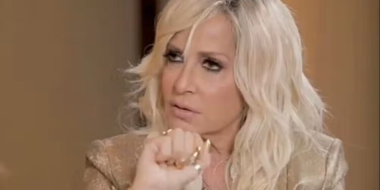 Alldaynews.gr Άννα Βίσση: «Ένας άνθρωπος που εκπροσωπεί τον Θεό δεν θα έπρεπε να πλnρώνεται. Δεν υπάρχει ένας Θεός»