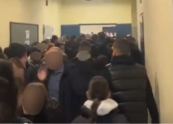 Δείτε βίντεο – Χαμός σε Λύκειο: Η στιγμή της επίθεσης σε μαθητή για πληροφορία ότι παρενόχλησε σεξουαλικά συμμαθήτρια τους