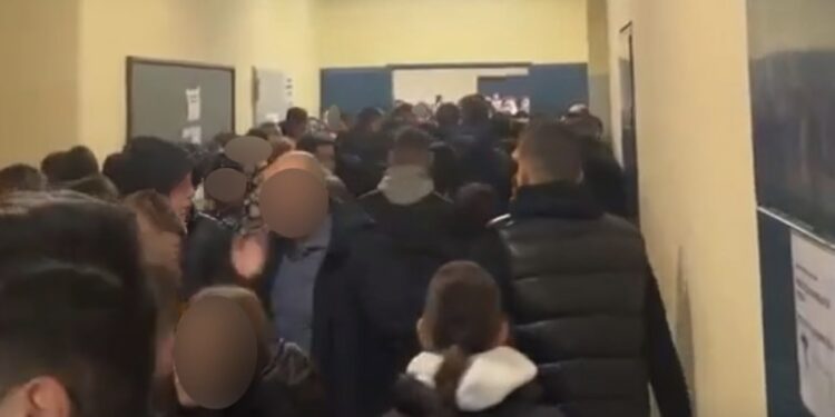 Alldaynews.gr Δείτε βίντεο – Χαμός σε Λύκειο: Η στιγμή της επίθεσης σε μαθητή για πληροφορία ότι παρενόχλησε σεξουαλικά συμμαθήτρια τους