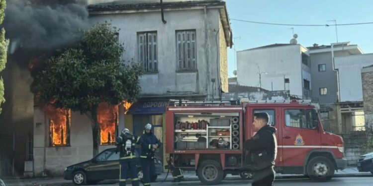 Ρακένδυτη γριούλα έκρυβε θησαυρό: 400 χρυσές λίρες ανακαλύφθηκαν σε καμένο σπίτι στα Τρίκαλα!