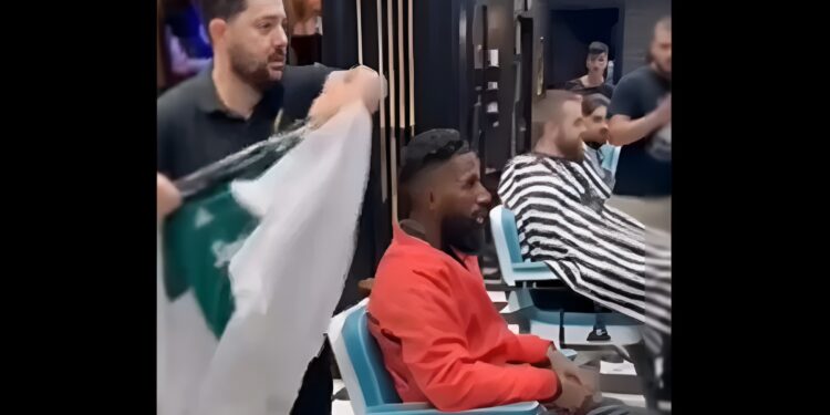 Alldaynews.gr Επική φάρσα στον Ροντινέι: Κομμωτής του έβαλε ποδιά του Παναθηναϊκού – Πώς αντέδρασε