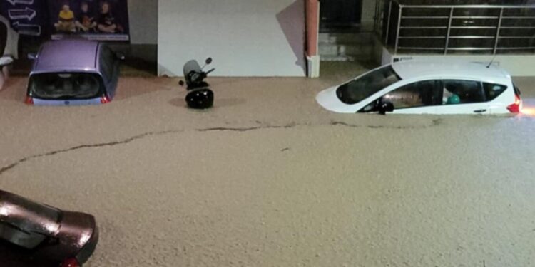 Alldaynews.gr Έγινε… Βαλένθια η Ρόδος: Εγκλωβισμένοι από τις πλημμύρες, βυθισμένα αμάξια και απαγόρευση κυκλοφορίας