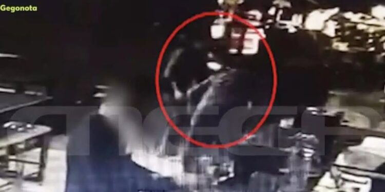 Alldaynews.gr Μαρούσι: 15χρονος μπαίνει μαχαιρωμένος σε κατάστημα και ζητά βοήθεια – Τον χτύπησε ομάδα ανηλίκων