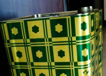 Ξεκίνησε η “διαμάχη” για το ελαιόλαδο: Κλείδωσε η τιμή του τενεκέ για το 2025 – Πόσο πωλείται σήμερα