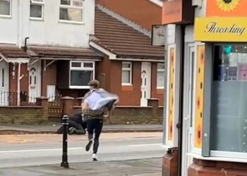 Καρέ καρέ η στιγμή που πελάτης κομμωτηρίου πετάγεται σαν… Σούπερμαν για να βοηθήσει αστυνόμο που δέχεται επίθεση