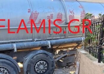 Βυτιοφόρο καβάλησε πεζοδρόμιο και μπούκαρε μέσα σε σπίτι (ΦΩΤΟ)