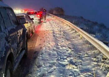 Ηλεκτρικά αυτοκίνητα που ακινητοποιήθηκαν προκάλεσαν το χάος στην Αράχωβα (video)