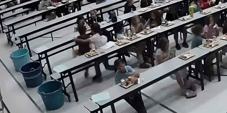 Alldaynews.gr 8χρονος σώζει με λαβή Χάιμλιχ συμμαθητή του που πνίγεται από φαγητό – «Τον άκουσα να κλαίει – Δεν ήθελα να πεθάνει»