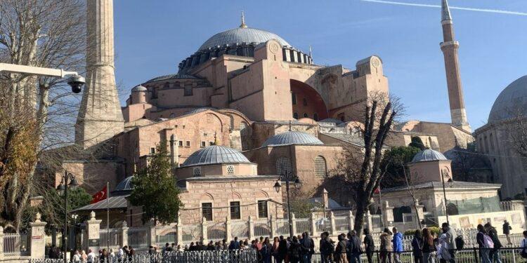 Σπουδαστές της Σχολής Ικάρων άνοιξαν ελληνική σημαία κοντά στην Αγιά Σοφιά και συνελήφθησαν