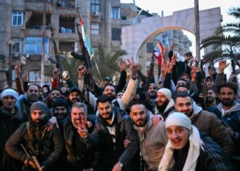 Έπεσε και η Δαμασκός: Μπήκαν οι τζιχαντιστές στην πρωτεύουσα της Συρίας – Ύψωσαν τη σημαία της επανάστασης στη πρεσβεία της Συρίας στην Αθήνα