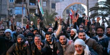 Alldaynews.gr Έπεσε και η Δαμασκός: Μπήκαν οι τζιχαντιστές στην πρωτεύουσα της Συρίας – Ύψωσαν τη σημαία της επανάστασης στη πρεσβεία της Συρίας στην Αθήνα