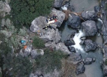 Διασωληνωμένη 33χρονη που έπεσε από μεγάλο ύψος στην Πρέβελη: Έχασε το μωρό που κυοφορούσε – Συγκλονιστικές εικόνες από τη διάσωση